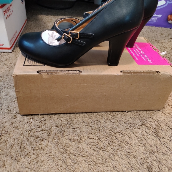 Black heals brand new with box. - Picture 5 of 6